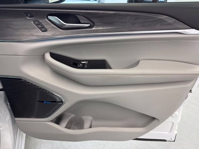 2022 Bright White Clearcoat Jeep Grand Cherokee Overland 4xe 4X4 SUV