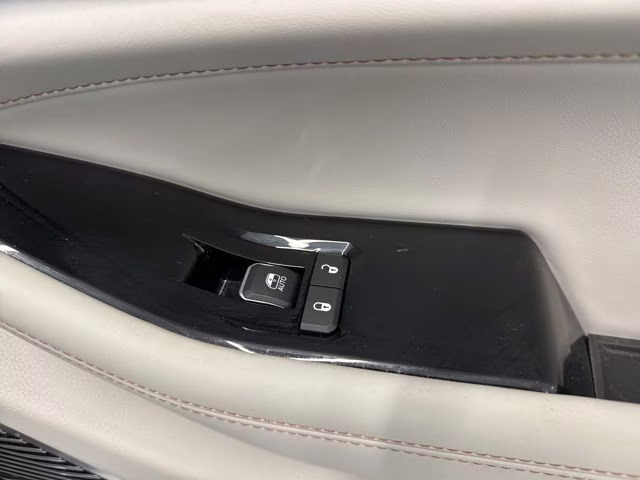 2022 Bright White Clearcoat Jeep Grand Cherokee Overland 4xe 4X4 SUV