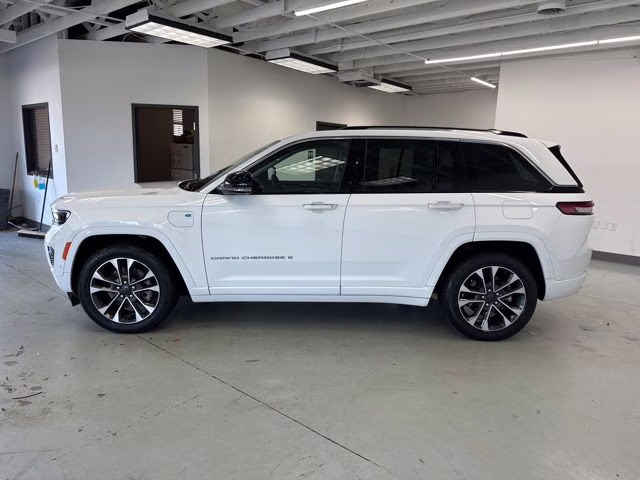 2022 Bright White Clearcoat Jeep Grand Cherokee Overland 4xe 4X4 SUV