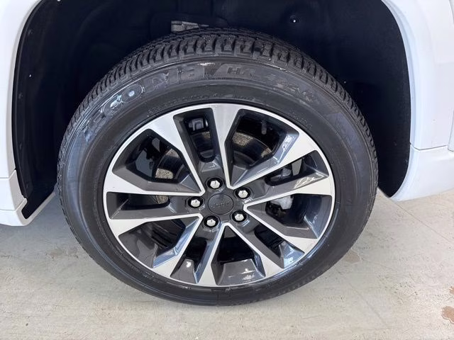 2022 Bright White Clearcoat Jeep Grand Cherokee Overland 4xe 4X4 SUV