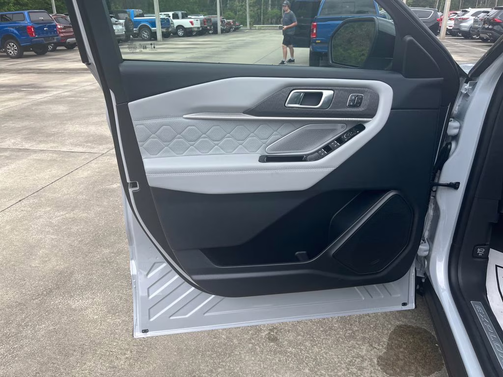 2026 Space White Metallic Ford Explorer Platinum 4X4 SUV