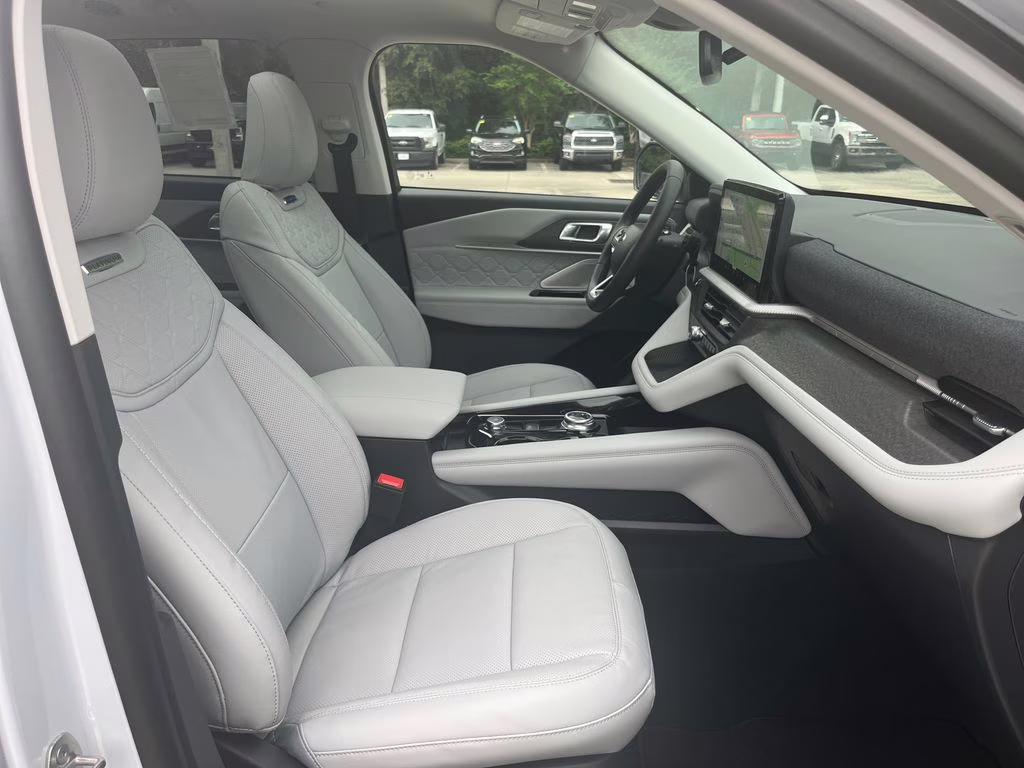 2026 Space White Metallic Ford Explorer Platinum 4X4 SUV