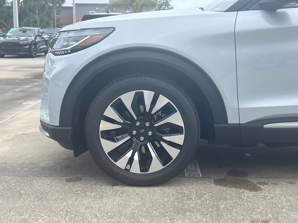 2026 Space White Metallic Ford Explorer Platinum 4X4 SUV