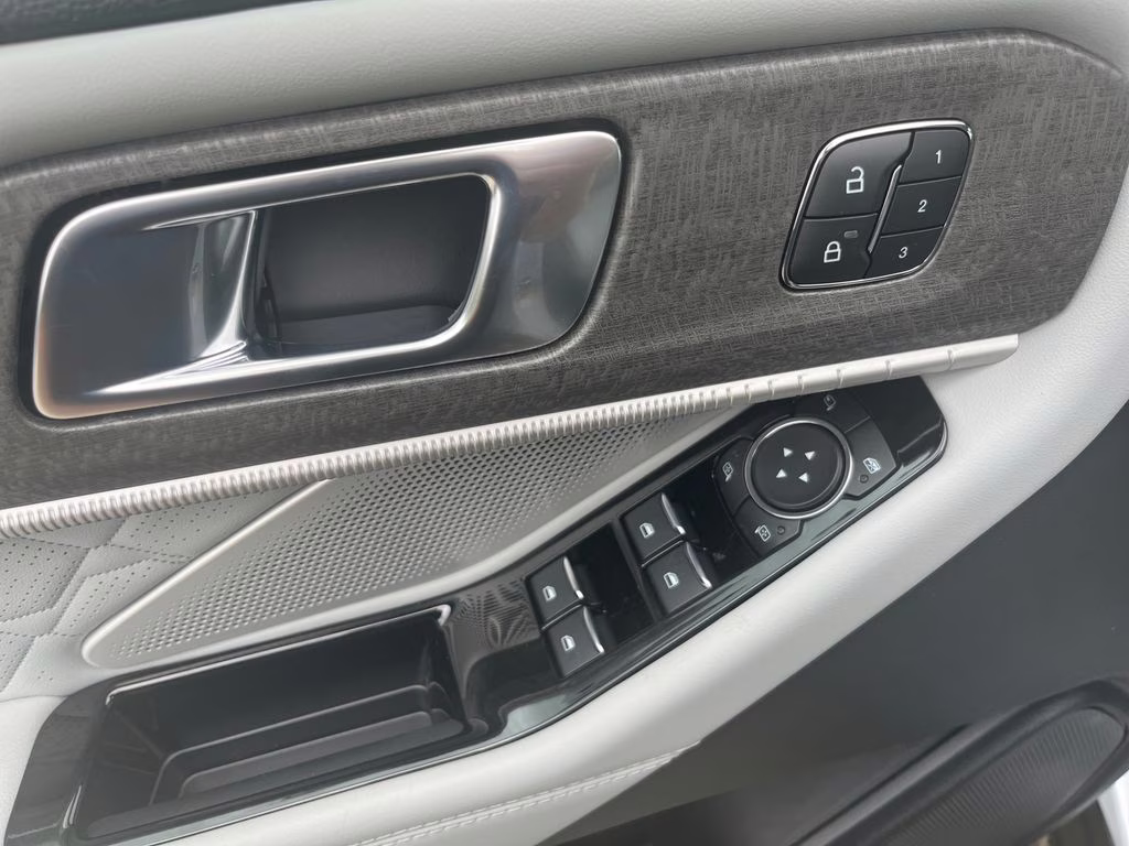 2026 Space White Metallic Ford Explorer Platinum 4X4 SUV