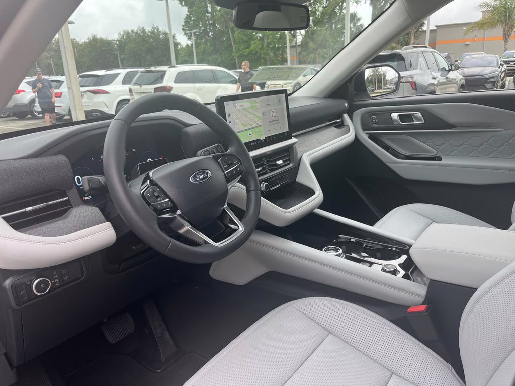 2026 Space White Metallic Ford Explorer Platinum 4X4 SUV