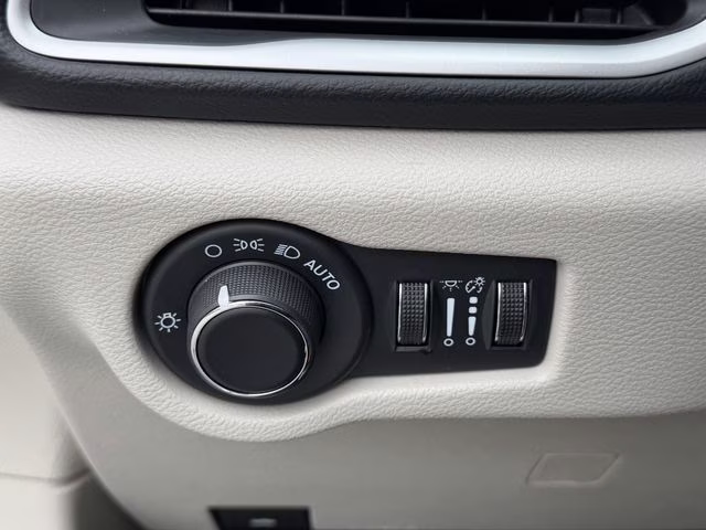 2023 Silver Mist Clearcoat Chrysler Voyager LX FWD Van