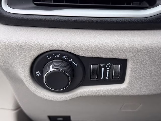 2023 Silver Mist Clearcoat Chrysler Voyager LX FWD Van