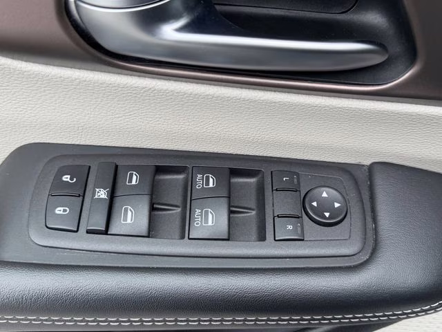 2023 Silver Mist Clearcoat Chrysler Voyager LX FWD Van