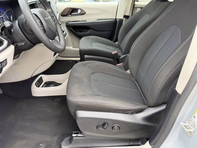 2023 Silver Mist Clearcoat Chrysler Voyager LX FWD Van