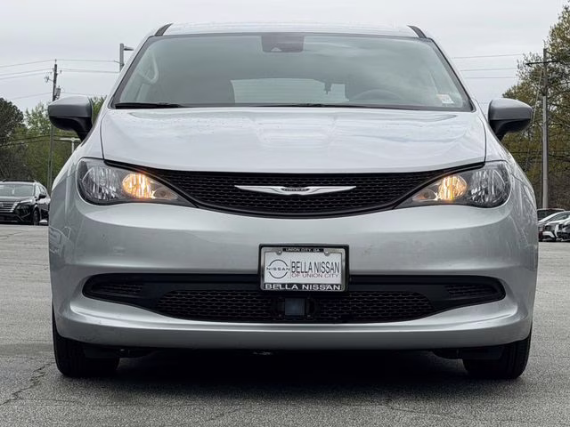 2023 Silver Mist Clearcoat Chrysler Voyager LX FWD Van