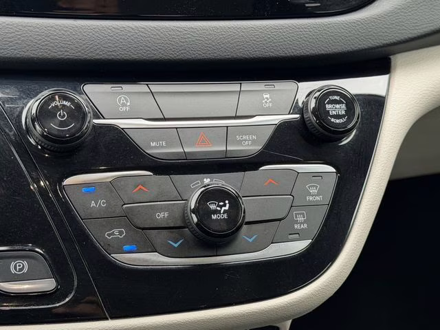 2023 Silver Mist Clearcoat Chrysler Voyager LX FWD Van