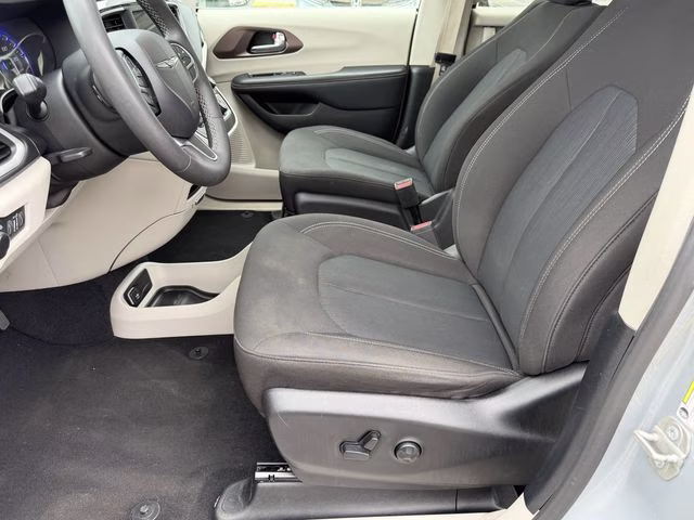 2023 Silver Mist Clearcoat Chrysler Voyager LX FWD Van