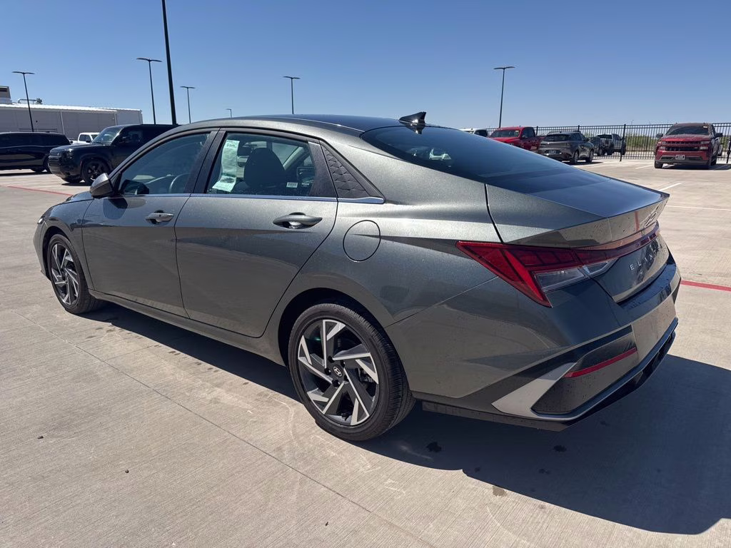 2025 Amazon Gray Hyundai Elantra SEL Convenience FWD Sedan
