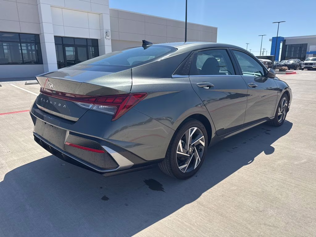 2025 Amazon Gray Hyundai Elantra SEL Convenience FWD Sedan