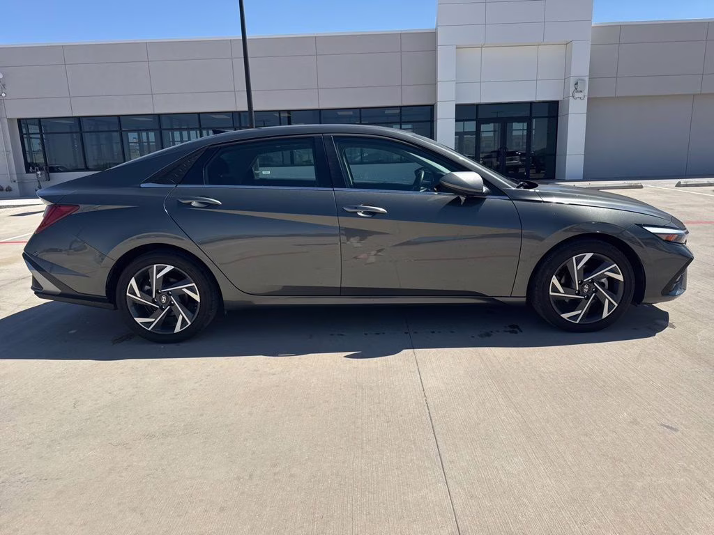 2025 Amazon Gray Hyundai Elantra SEL Convenience FWD Sedan