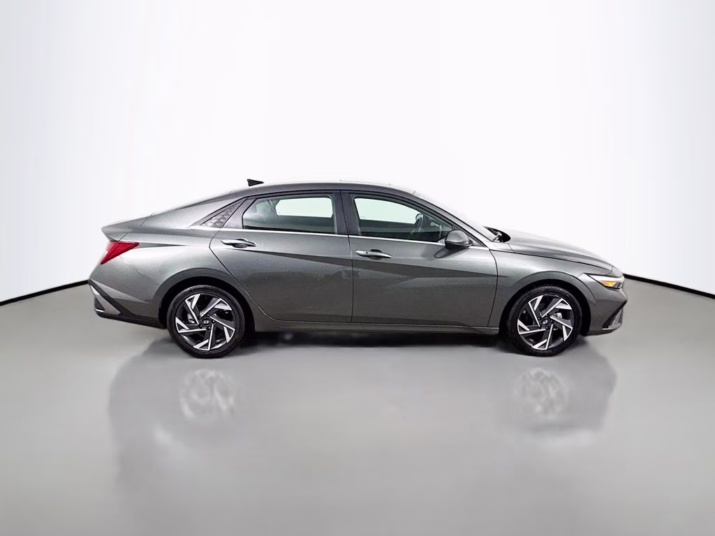 2025 Amazon Gray Hyundai Elantra SEL Convenience FWD Sedan