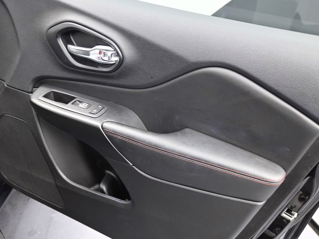 2022 Diamond Black Crystal Pearlcoat Jeep Cherokee Trailhawk 4X4 SUV