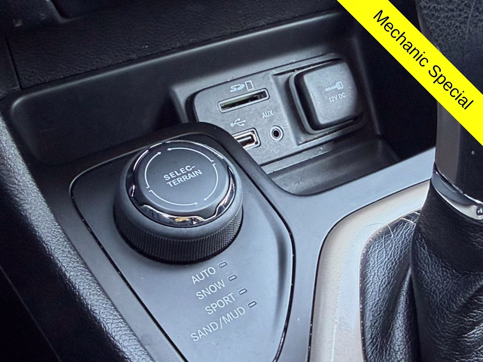 2014 Bright White Clearcoat Jeep Cherokee Latitude 4X4 SUV