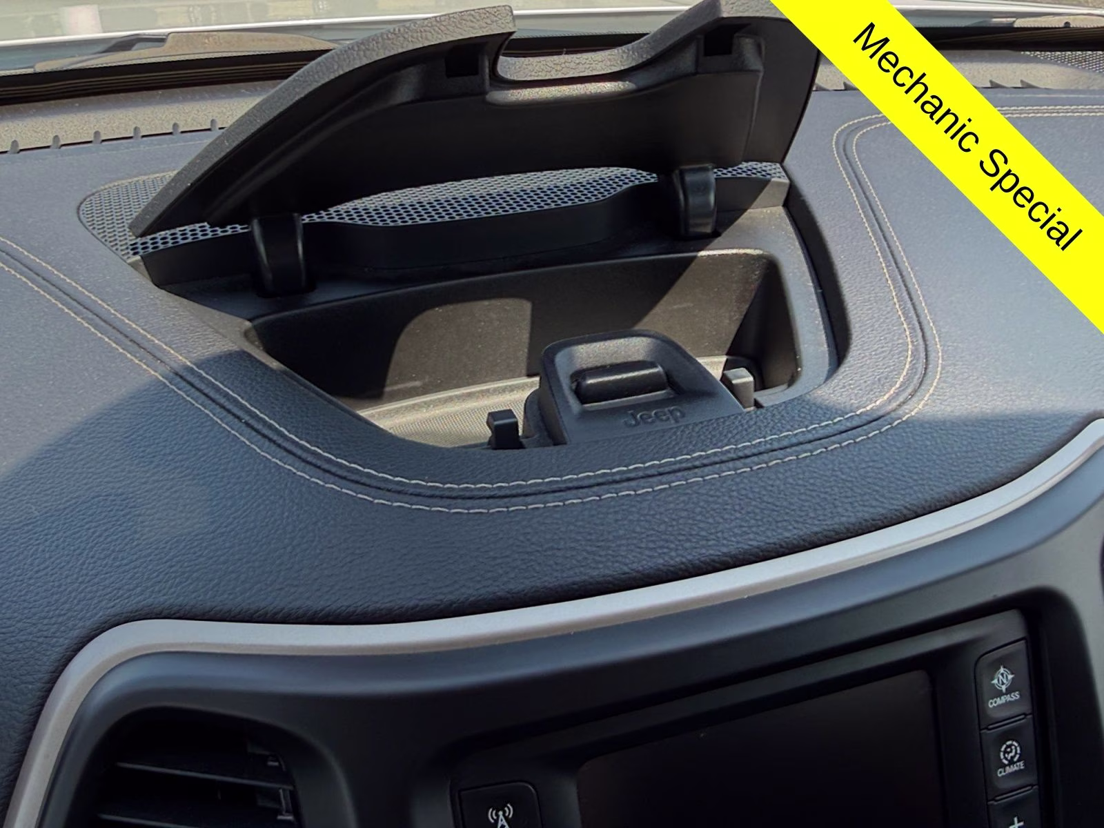 2014 Bright White Clearcoat Jeep Cherokee Latitude 4X4 SUV