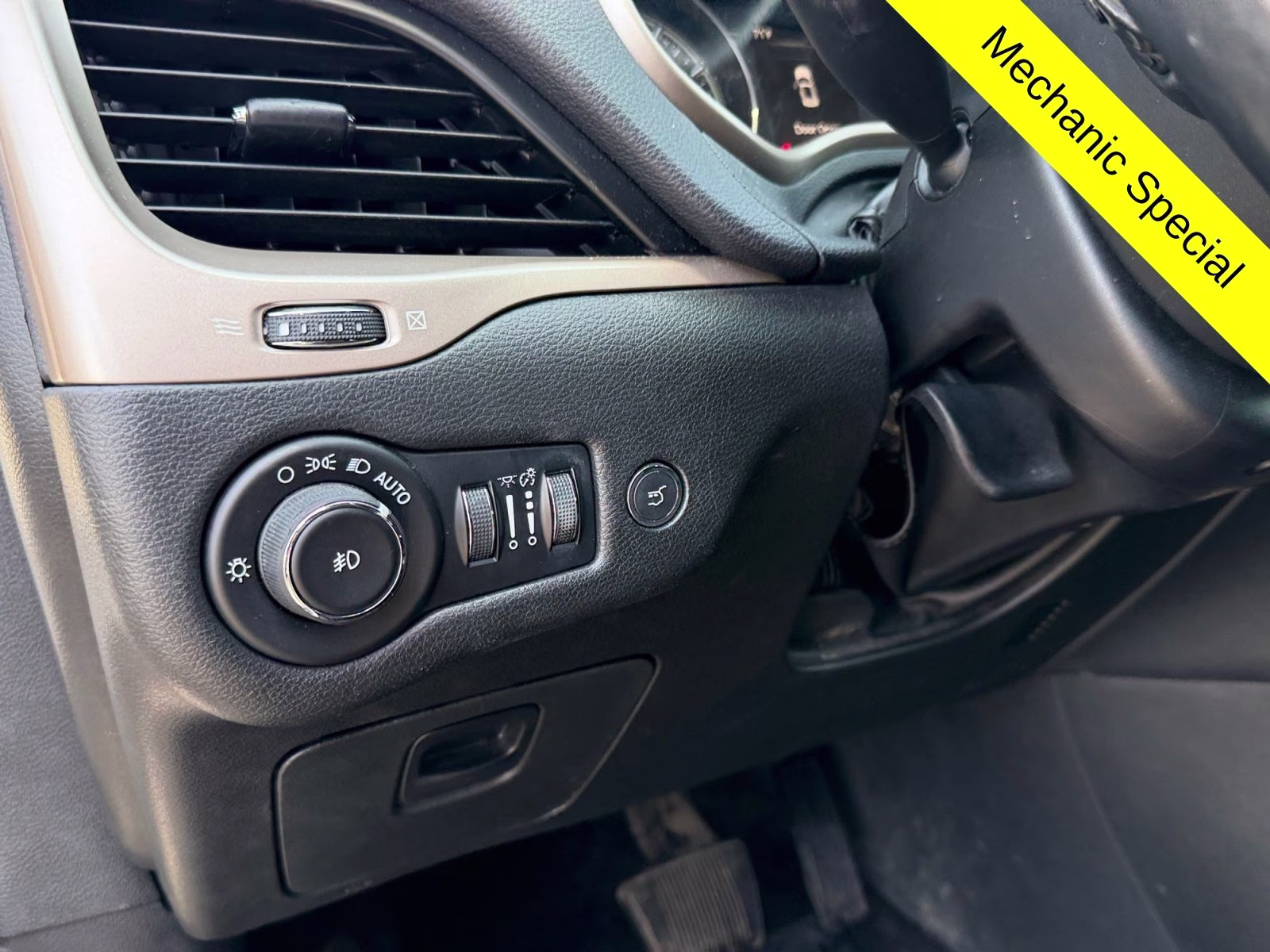 2014 Bright White Clearcoat Jeep Cherokee Latitude 4X4 SUV