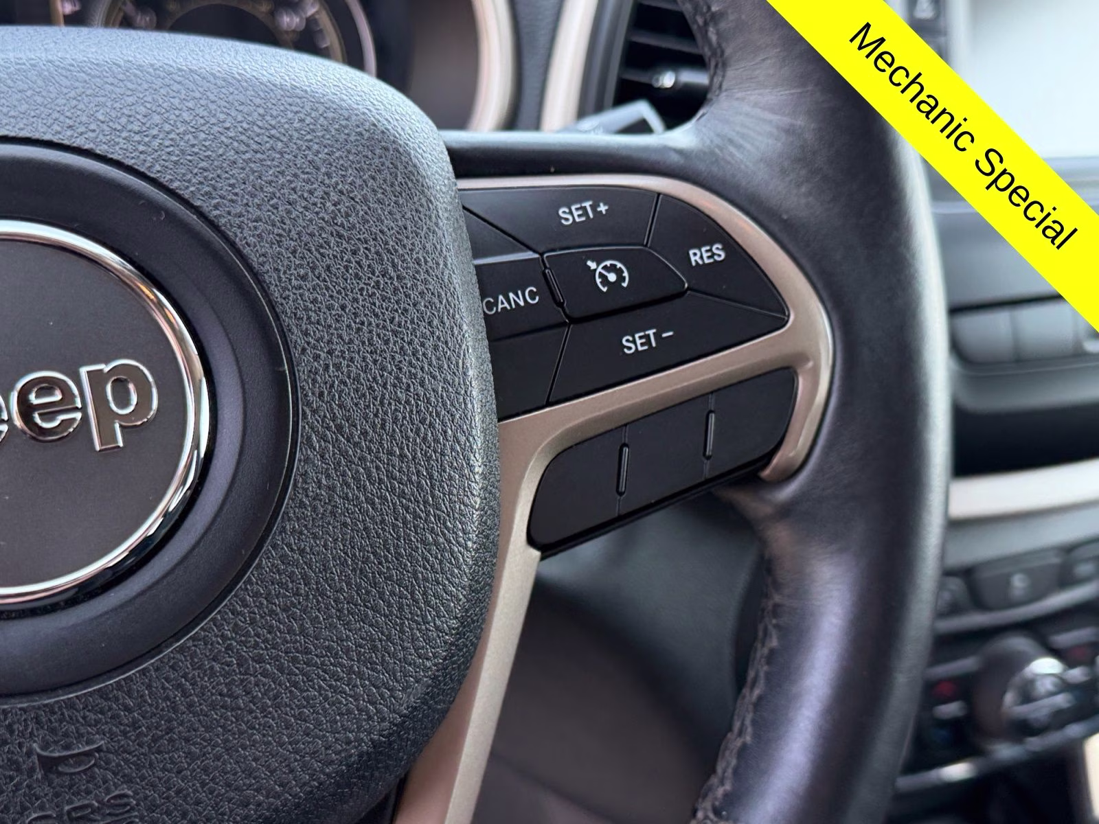 2014 Bright White Clearcoat Jeep Cherokee Latitude 4X4 SUV