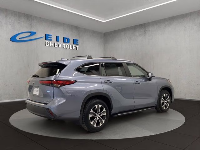 2023 Moon Dust Toyota Highlander XLE AWD SUV
