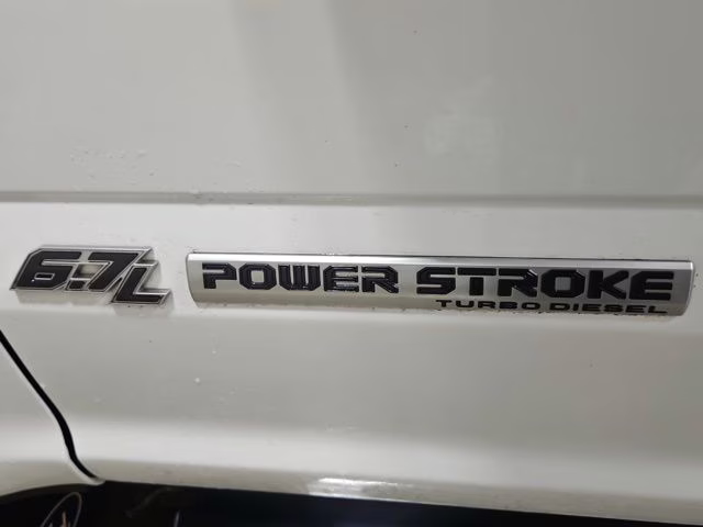 2021 Oxford White Ford Super Duty F-250 SRW Lariat 4X4 Truck