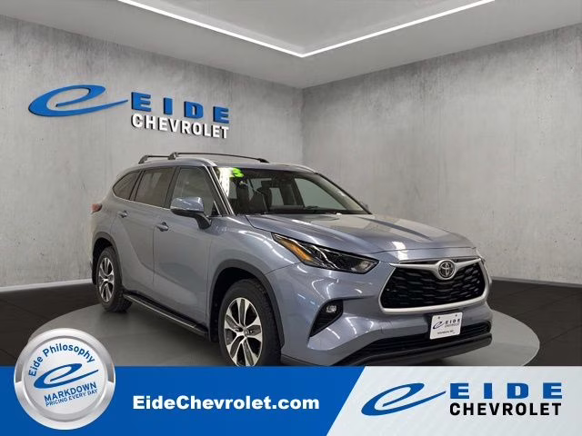 2023 Moon Dust Toyota Highlander XLE AWD SUV