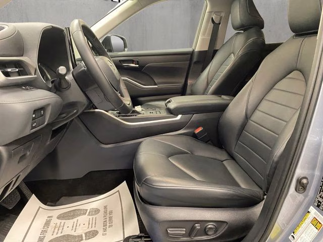 2023 Moon Dust Toyota Highlander XLE AWD SUV