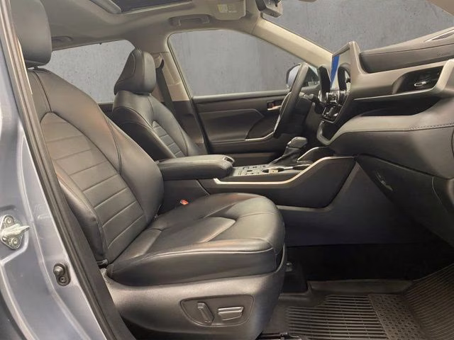 2023 Moon Dust Toyota Highlander XLE AWD SUV