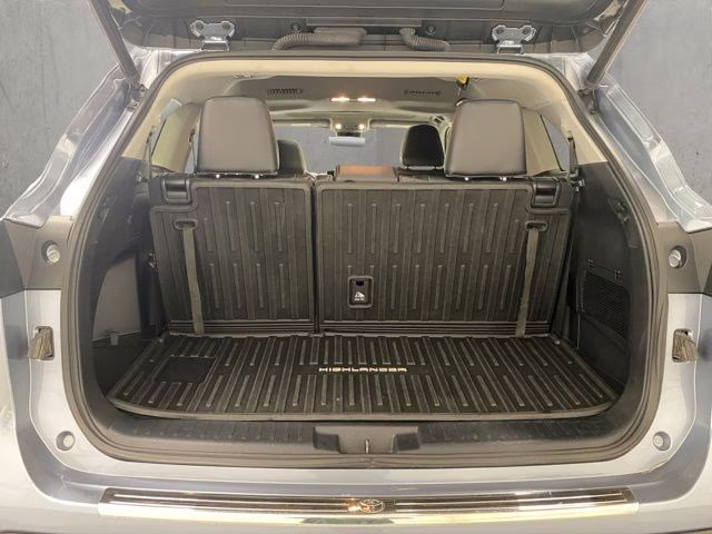 2023 Moon Dust Toyota Highlander XLE AWD SUV