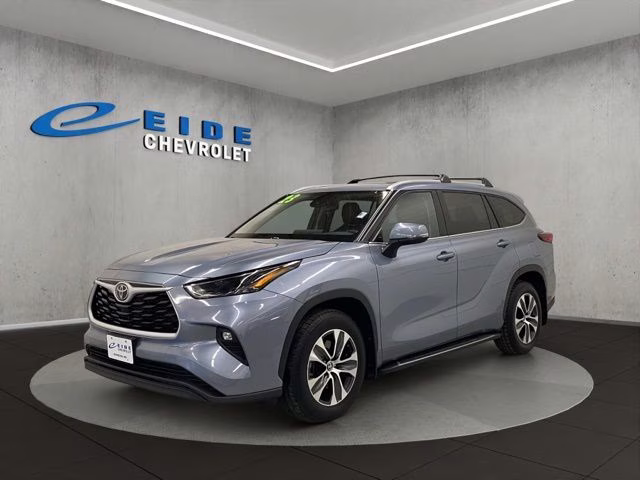 2023 Moon Dust Toyota Highlander XLE AWD SUV