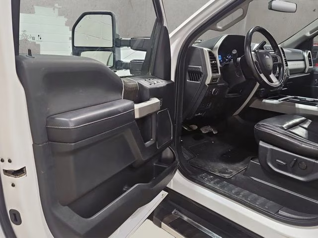 2021 Oxford White Ford Super Duty F-250 SRW Lariat 4X4 Truck