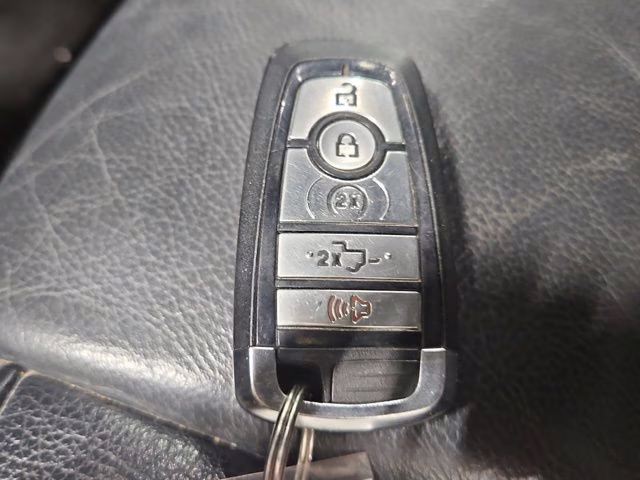 2021 Oxford White Ford Super Duty F-250 SRW Lariat 4X4 Truck