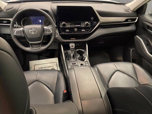 2023 Moon Dust Toyota Highlander XLE AWD SUV