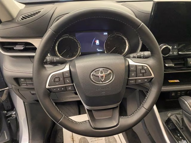 2023 Moon Dust Toyota Highlander XLE AWD SUV