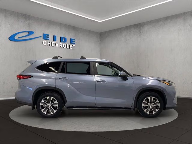 2023 Moon Dust Toyota Highlander XLE AWD SUV