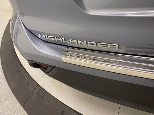 2023 Moon Dust Toyota Highlander XLE AWD SUV