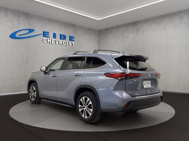2023 Moon Dust Toyota Highlander XLE AWD SUV