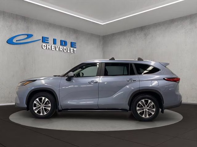2023 Moon Dust Toyota Highlander XLE AWD SUV