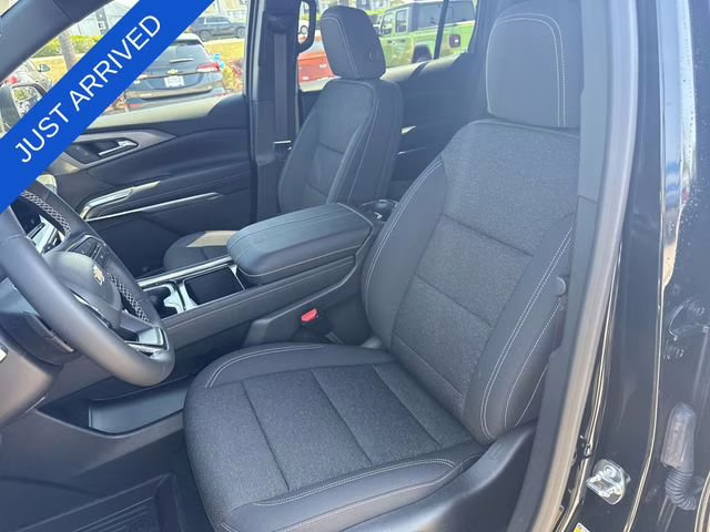 2026 Mosaic Black Metallic Chevrolet Traverse LT FWD SUV