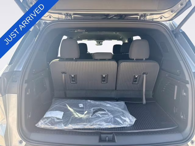 2026 Sterling Gray Metallic Chevrolet Traverse LT FWD SUV