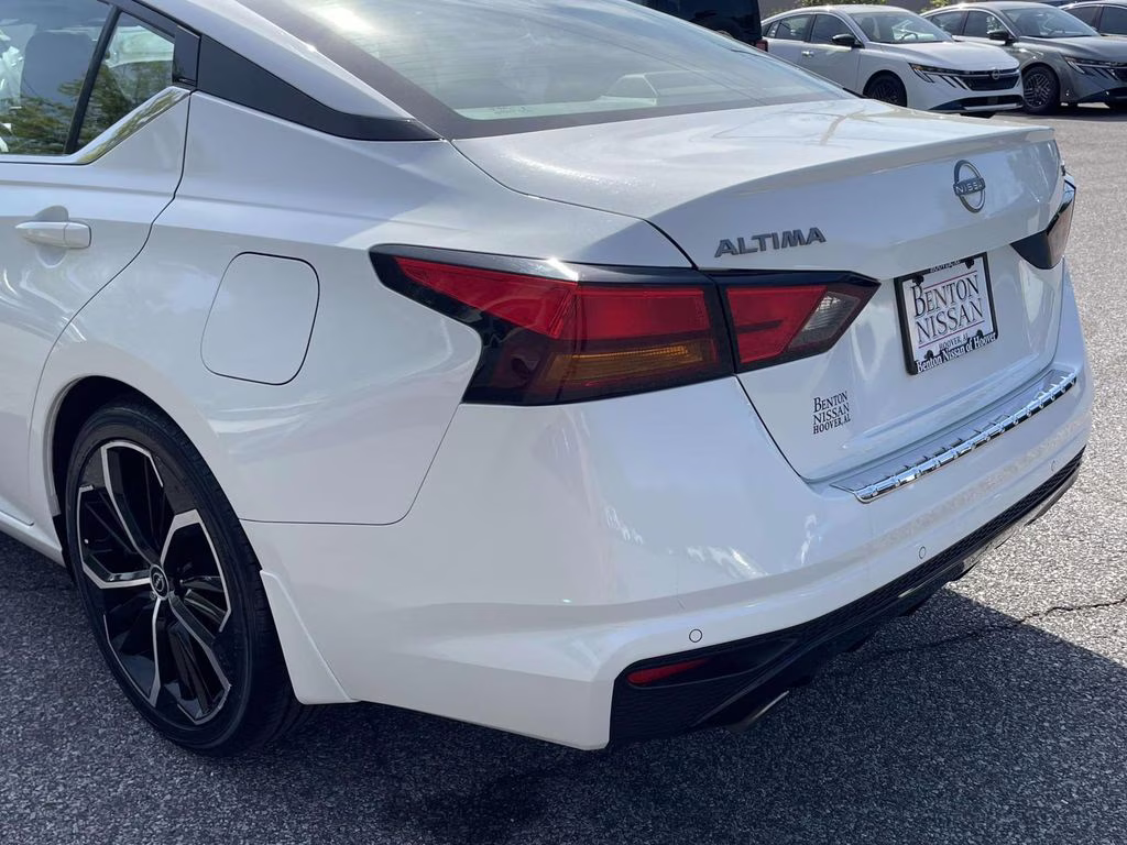 2023 Pearl White Tricoat Nissan Altima 2.5 SR FWD Sedan