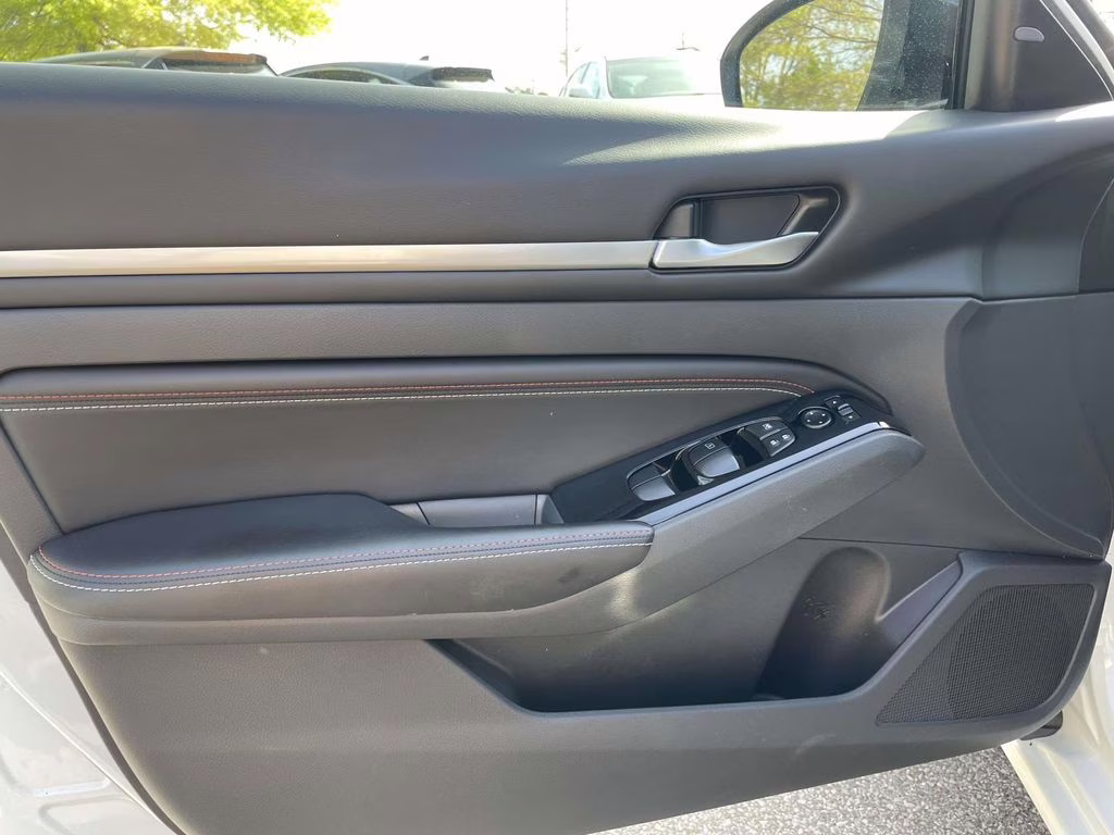 2023 Pearl White Tricoat Nissan Altima 2.5 SR FWD Sedan