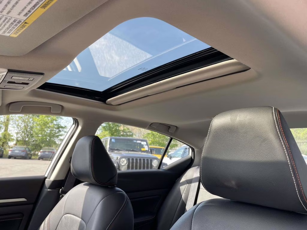 2023 Pearl White Tricoat Nissan Altima 2.5 SR FWD Sedan