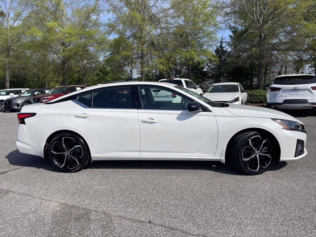 2023 Pearl White Tricoat Nissan Altima 2.5 SR FWD Sedan