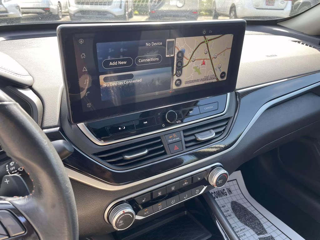 2023 Pearl White Tricoat Nissan Altima 2.5 SR FWD Sedan