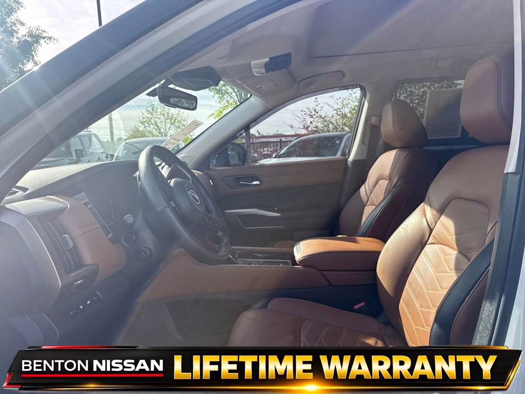 2024 Pearl White Tricoat/Super Black Nissan Pathfinder Platinum FWD SUV