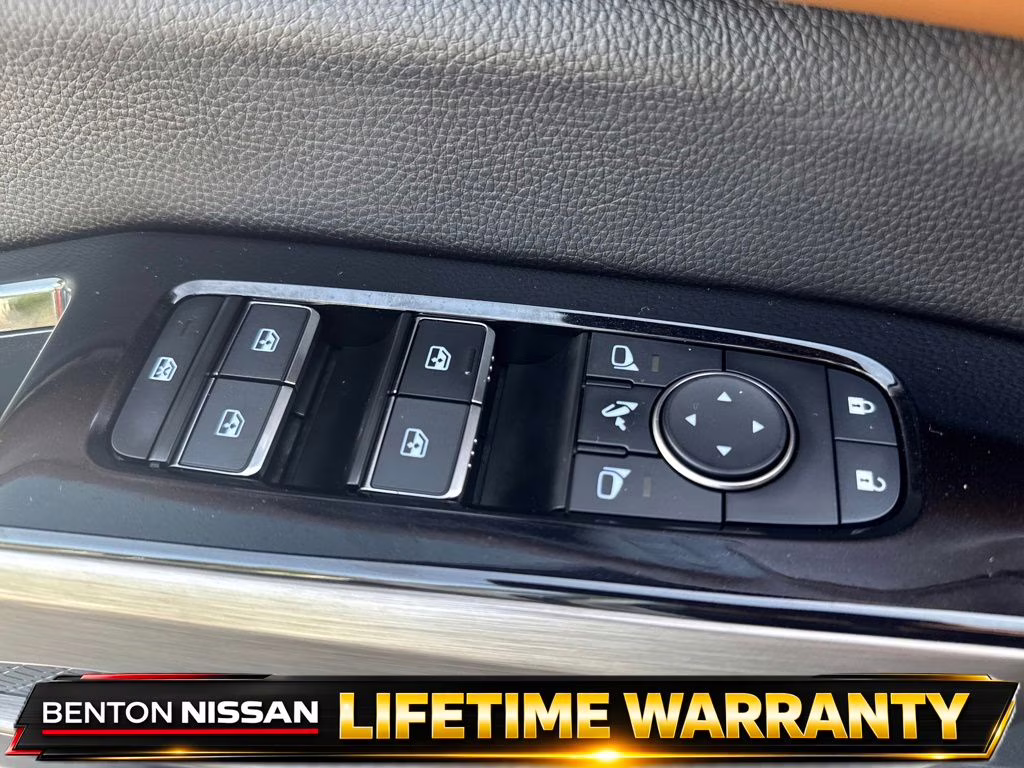 2024 Pearl White Tricoat/Super Black Nissan Pathfinder Platinum FWD SUV