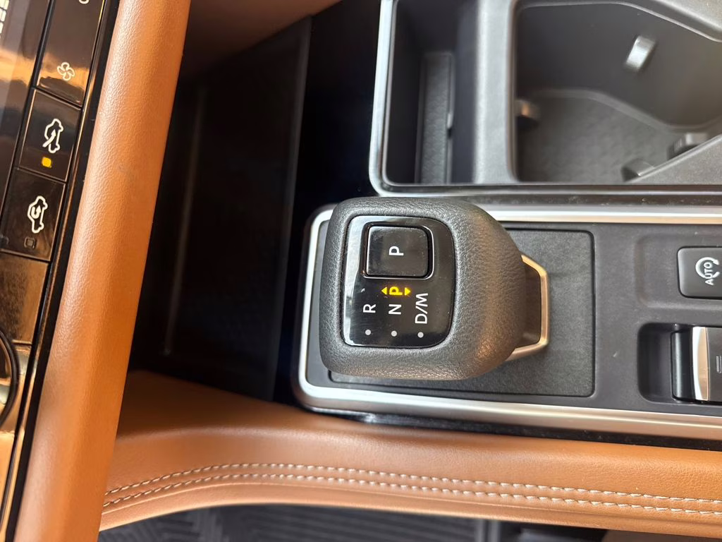 2024 Pearl White Tricoat/Super Black Nissan Pathfinder Platinum FWD SUV